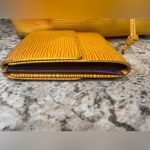 GUC✨LOUIS VUITTON BUNDLE Handbag & Wallet Epi Petit Noe CALLOUTS IN PHOTOS - Picture 13 of 16